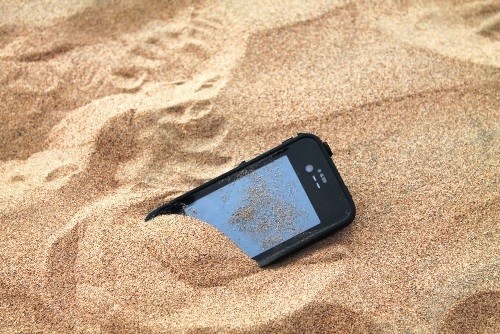 celular en la arena