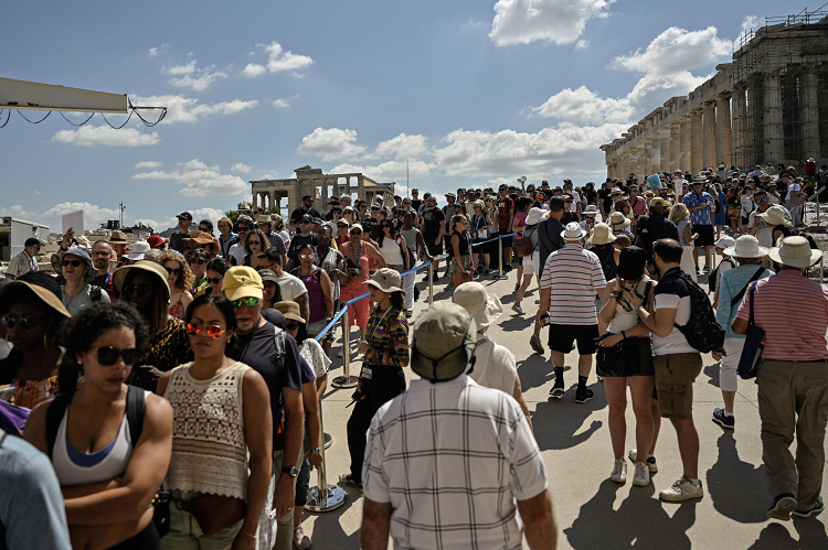 Acrópolis Atenas atestada de turistas.